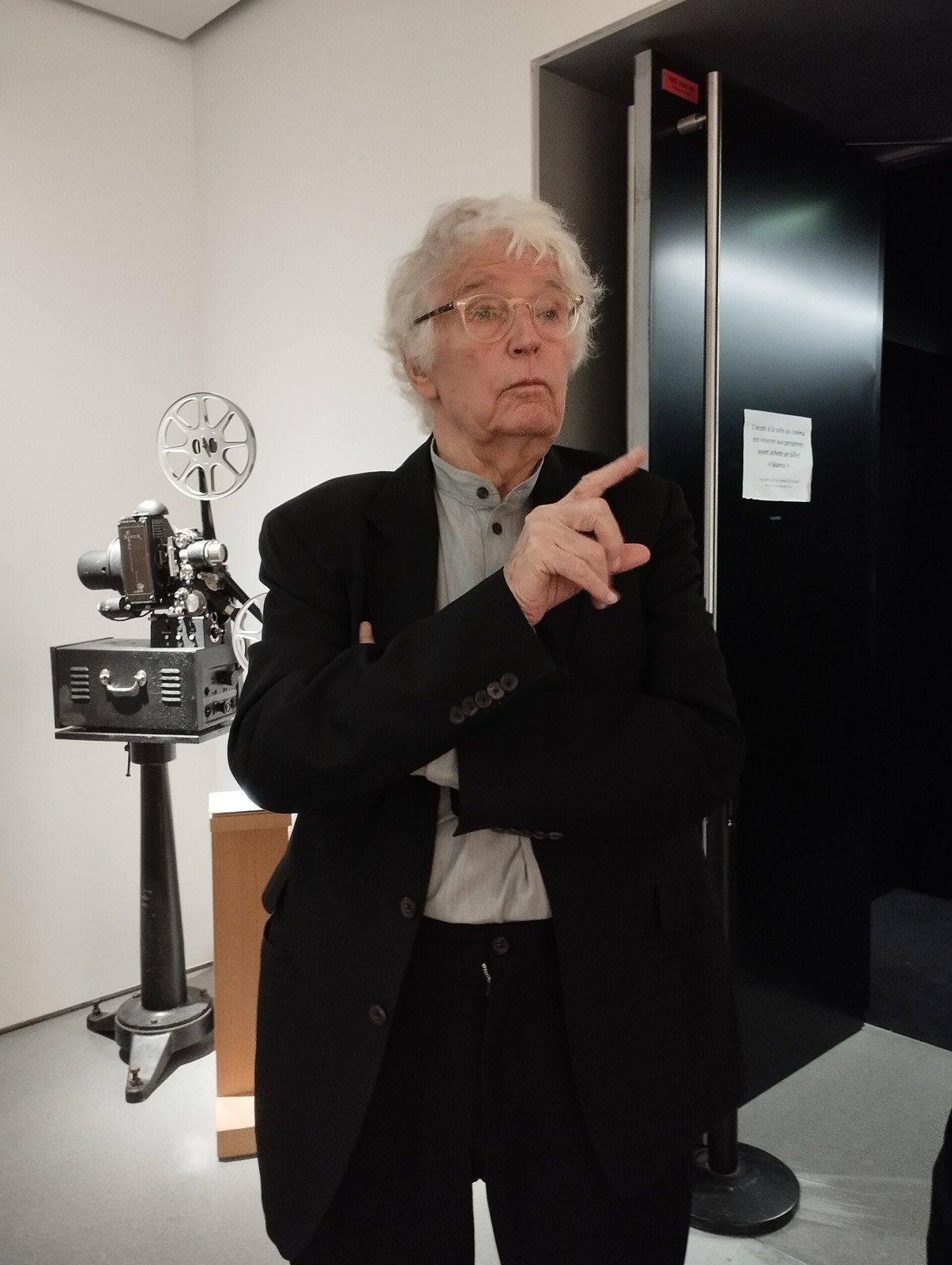 Illustration de contexte : Jean-Jacques Annaud à la Fondation Jérôme Seydoux-Pathé le 13 mai 2026. Ce n’est pas l’affiche de l’exposition Le Chantier invisible.