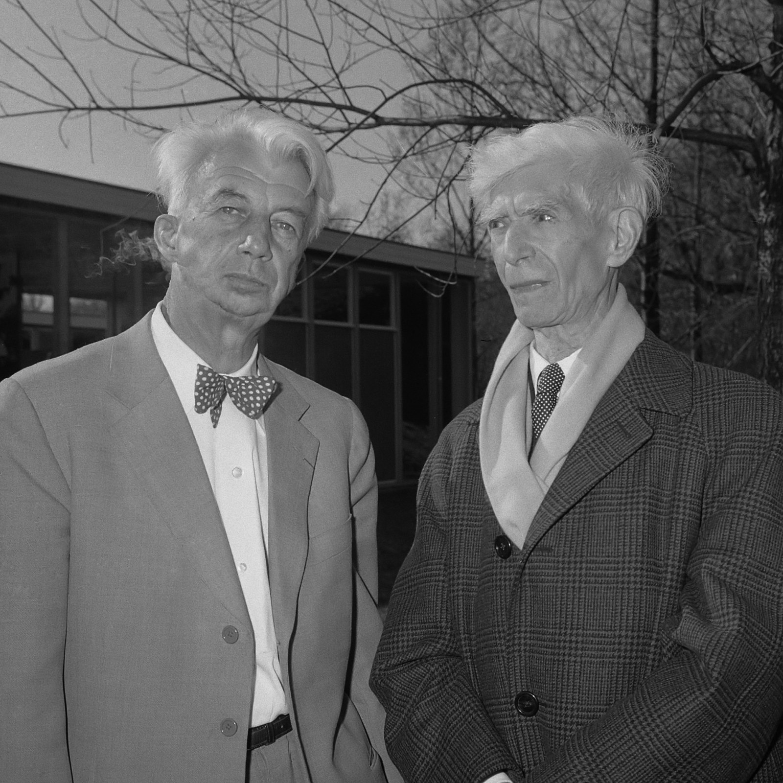 Illustration de contexte : Ossip Zadkine et Willem Sandberg à Amsterdam en 1965. Alicia Penalba se forme auprès de Zadkine à Paris ; elle ne figure pas sur cette photographie. Ce n’est pas l’affiche de l’exposition.