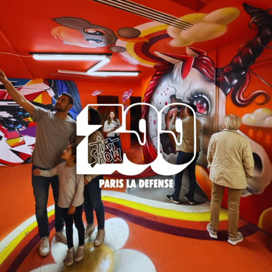 Visuel promotionnel Zoo Art Show portant la mention Paris La Défense, dans une salle aux fresques colorées.