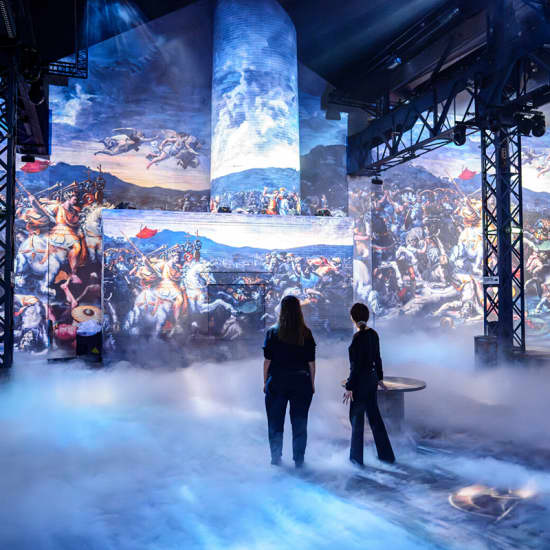 Vue promotionnelle de Renaissance à l’Atelier des Lumières : visiteurs au milieu des projections.