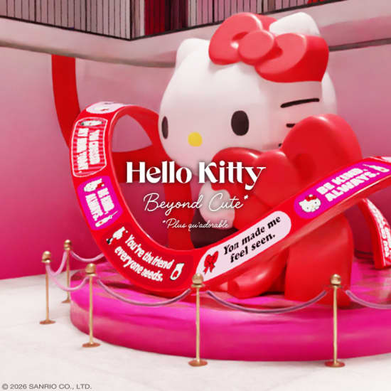 Visuel promotionnel Hello Kitty: Beyond Cute, avec le personnage entouré d’un ruban rouge.