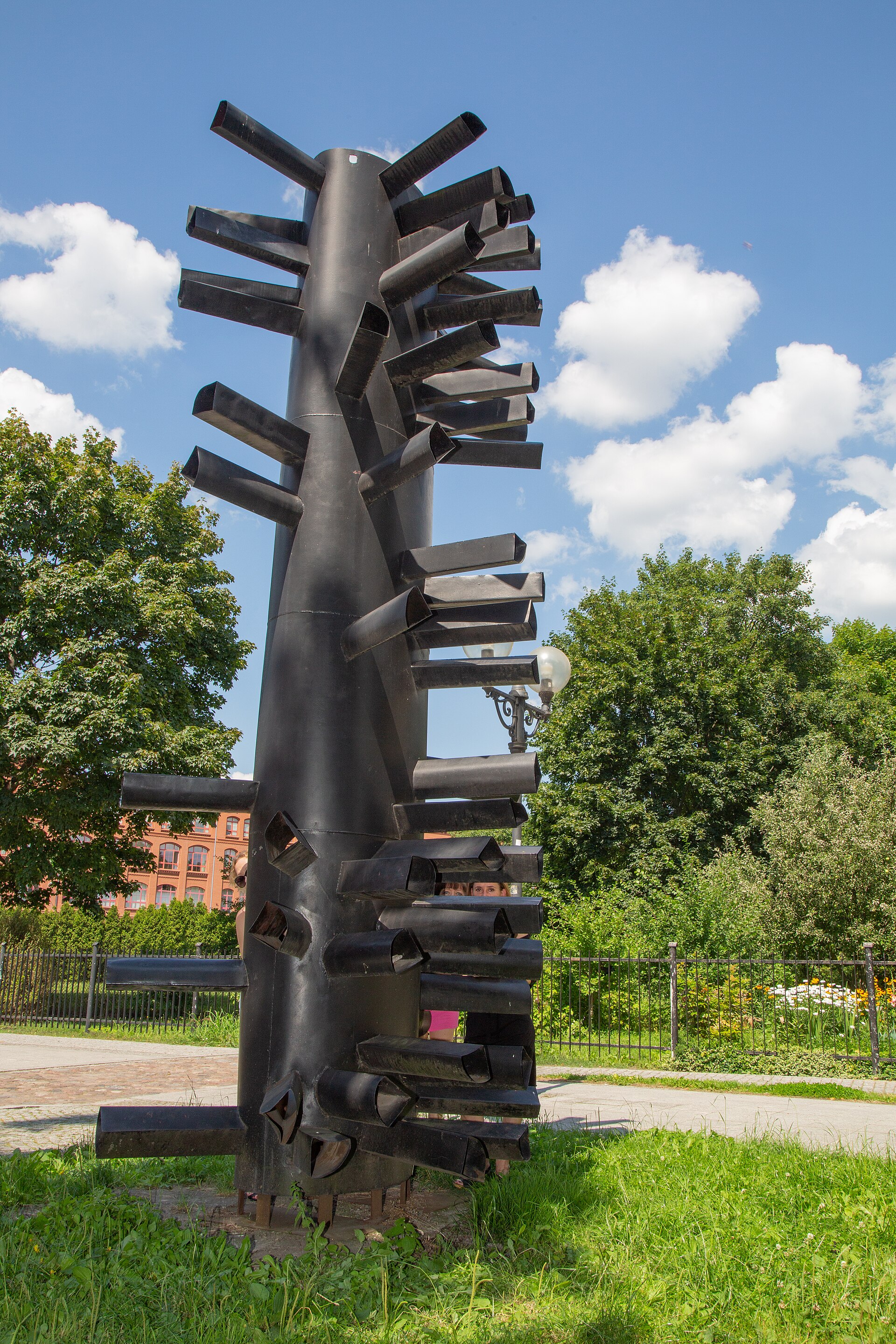 magdalena abakanowicz — Magdalena Abakanowicz - forma przestrzenna - Elbląg.jpg