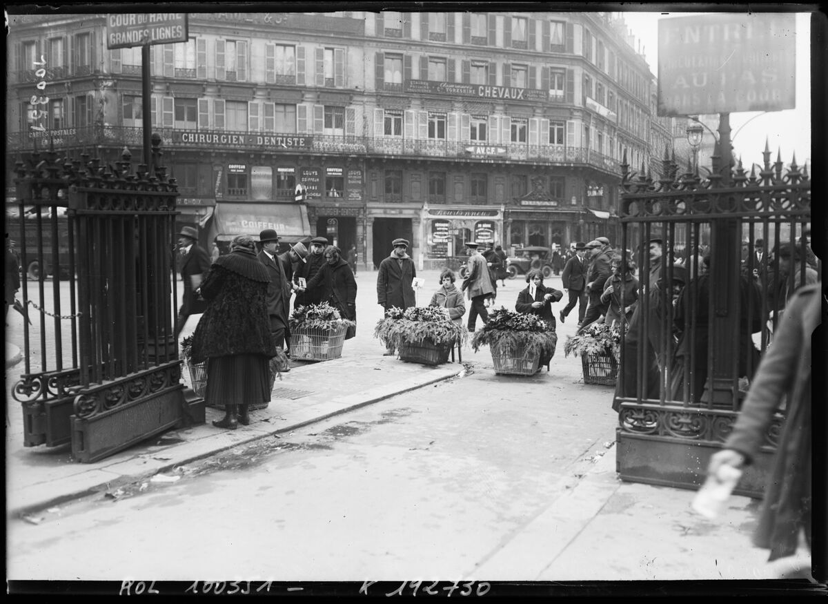 Marchandes de muguet à la gare Saint-Lazare le 1er mai 1925