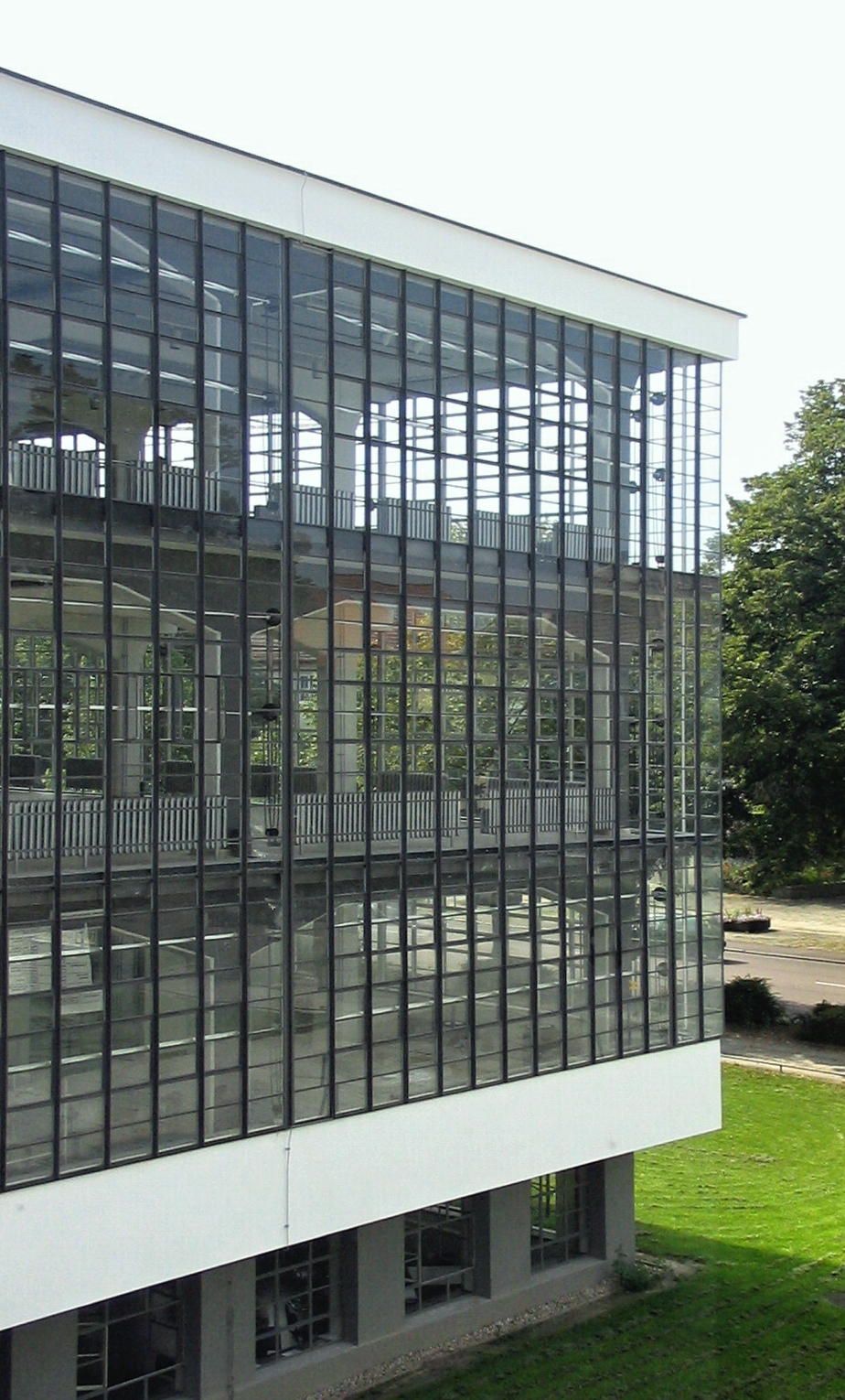 Façade vitrée des ateliers du Bauhaus à Dessau