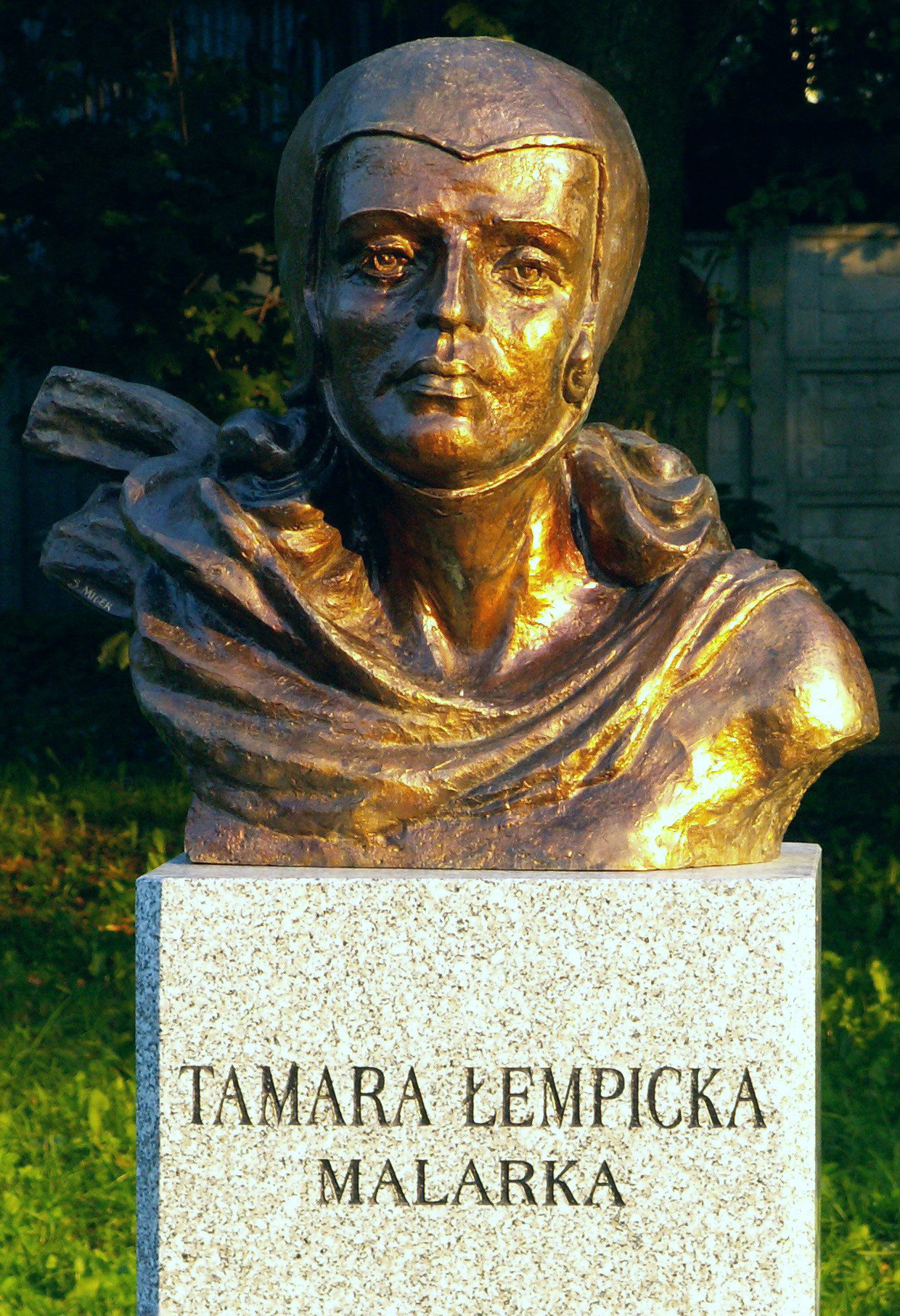 Portrait sculpté de Tamara de Lempicka, figure de l’esthétique Art déco