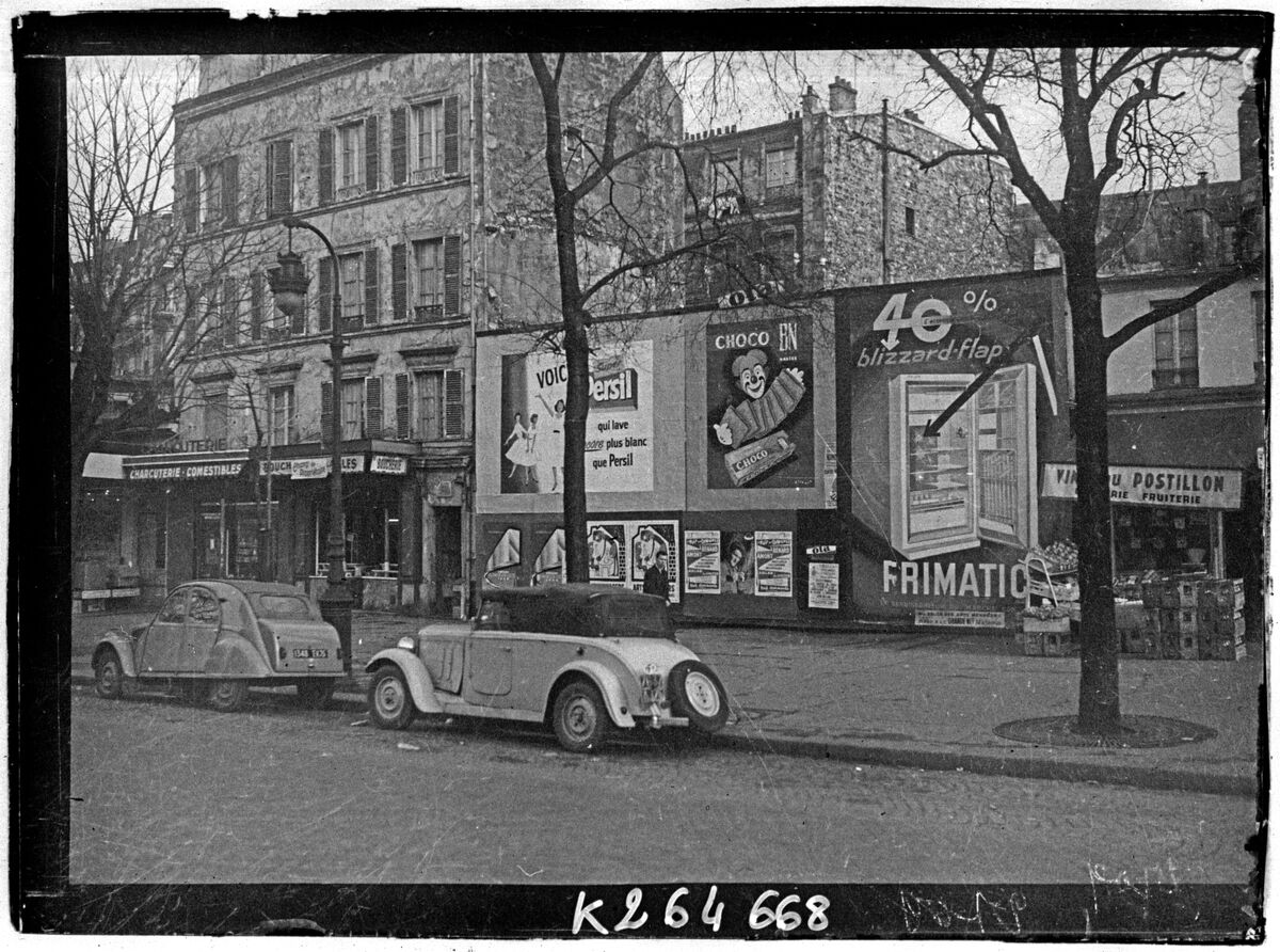 Circulation et signalétique commerciale dans Paris autour de 1950