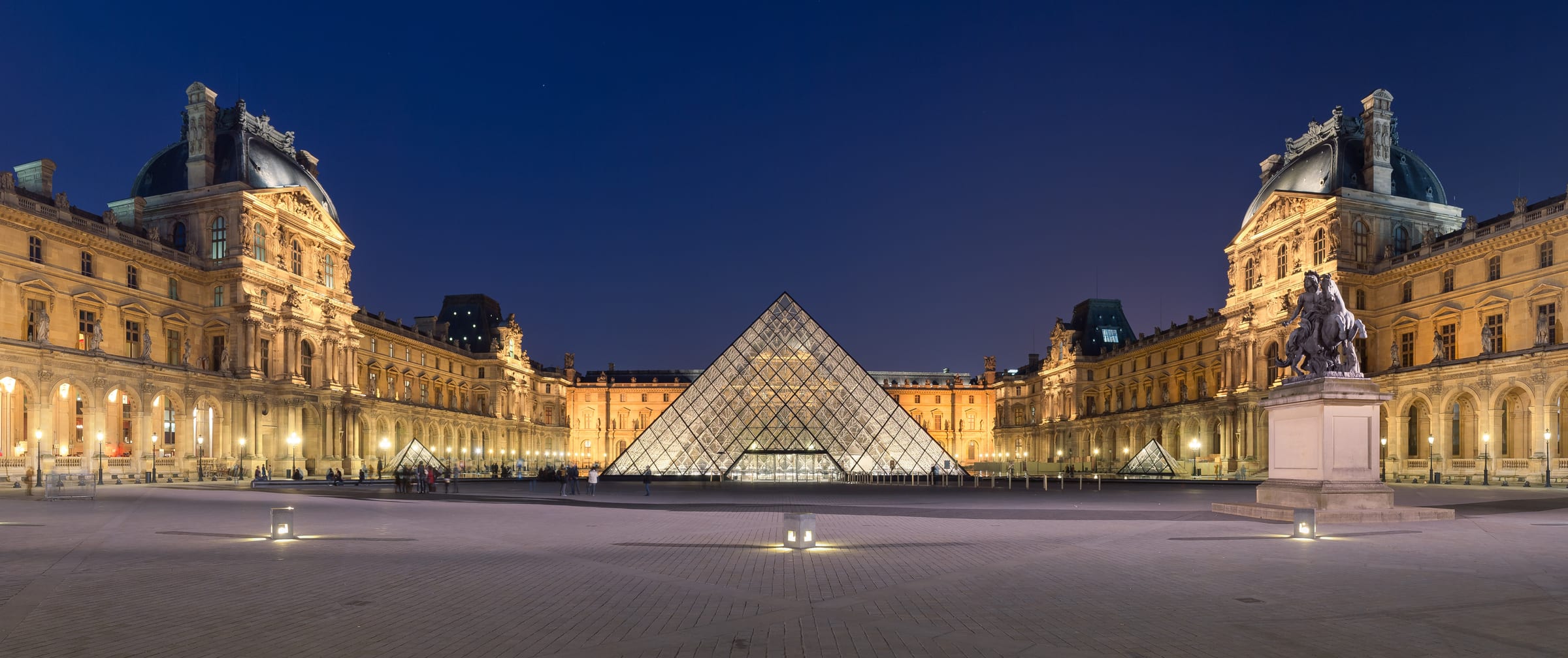 Pyramide du Louvre, geste architectural parisien des années 1980