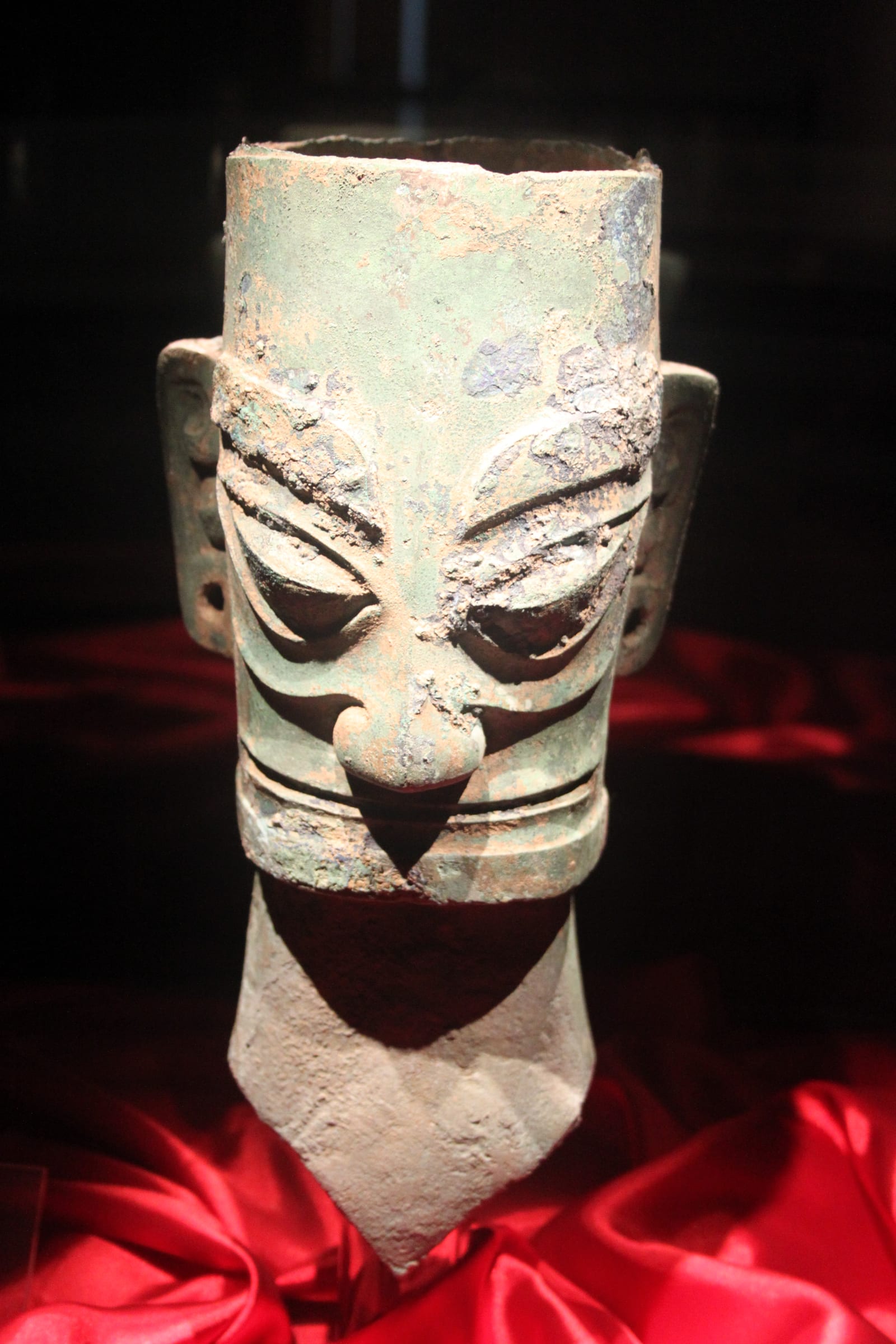 Tête en bronze issue de la culture de Sanxingdui