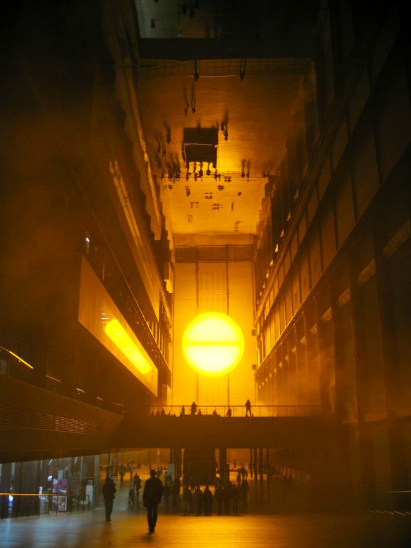 Installation lumineuse d’Olafur Eliasson dans un grand hall muséal