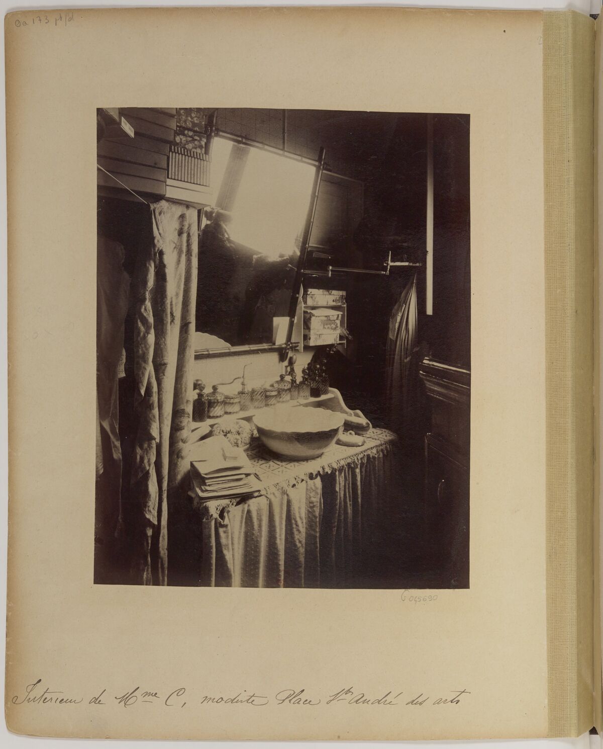 Photographie d’Atget d’un intérieur de modiste à Paris