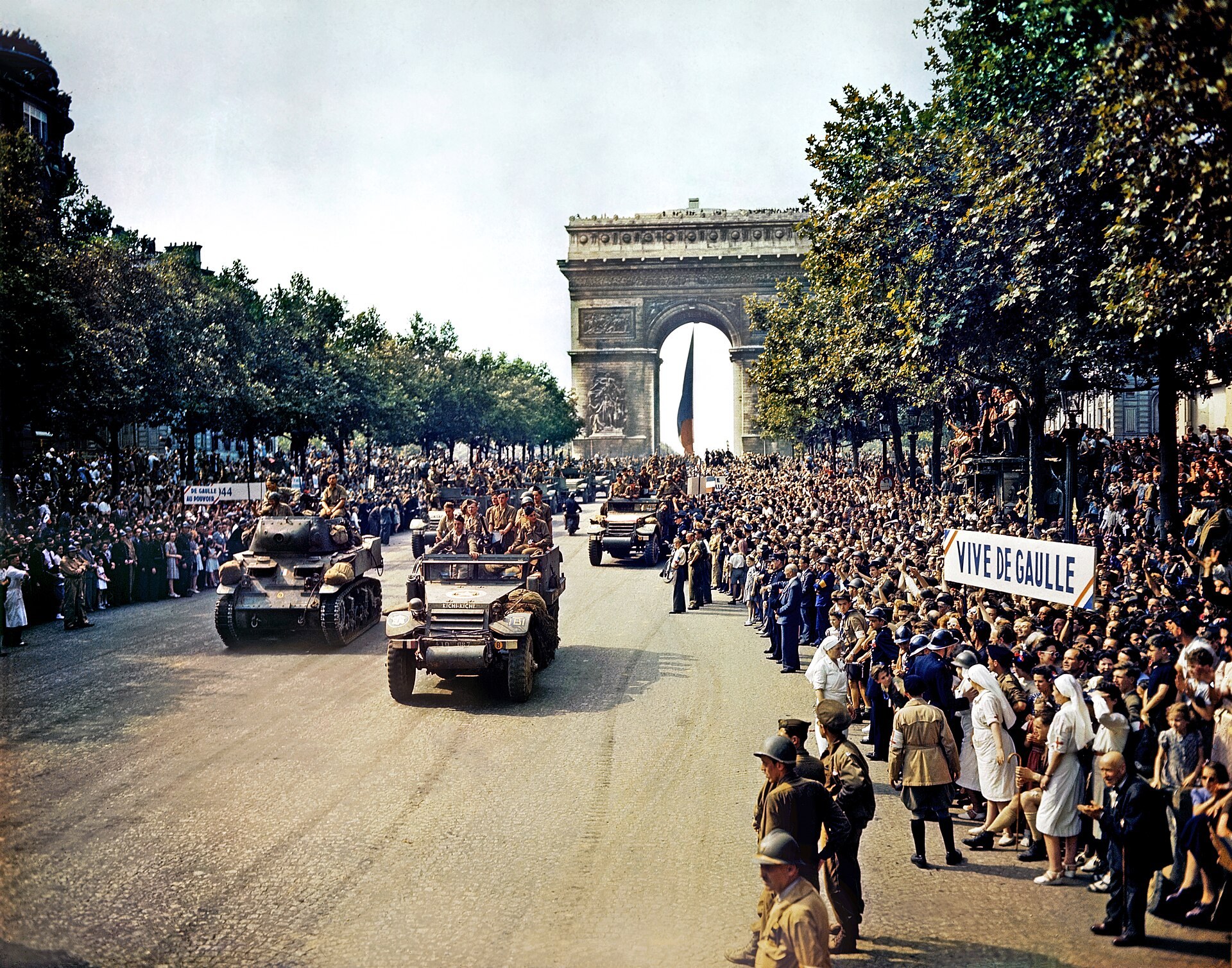 Arc de Triomphe — vue depuis Wikimedia Commons