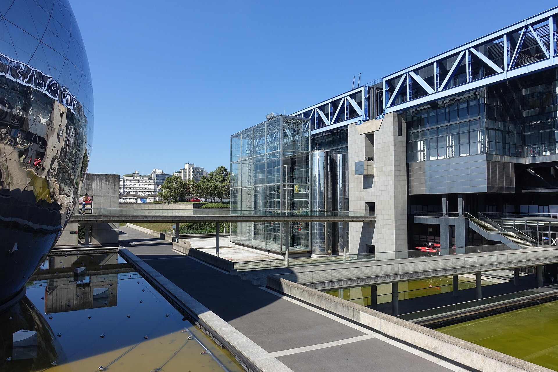 Cite des sciences et de l industrie — vue depuis Wikimedia Commons