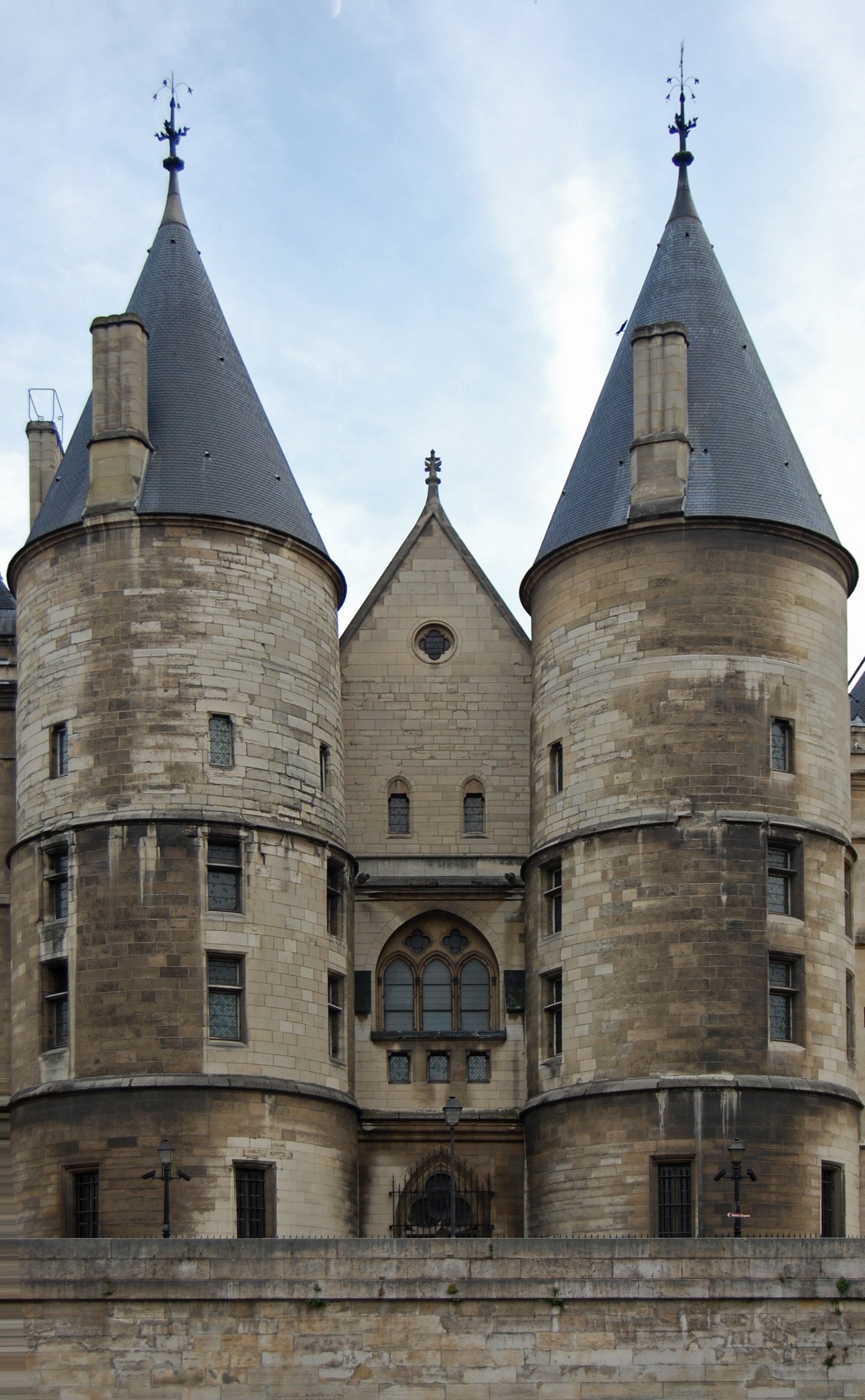 Conciergerie — vue depuis Wikimedia Commons