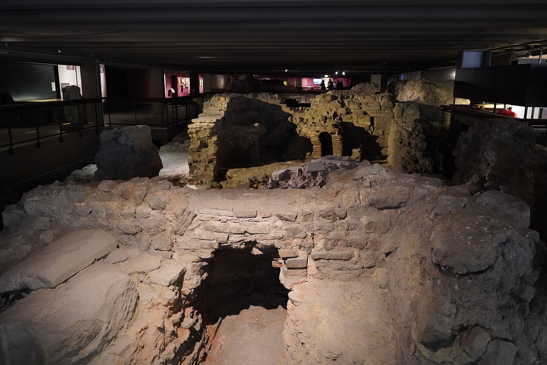 Crypte archeologique de l'ile de la Cite — vue depuis Wikimedia Commons