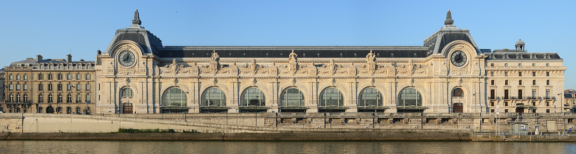 Musée d'Orsay — vue depuis Wikimedia Commons
