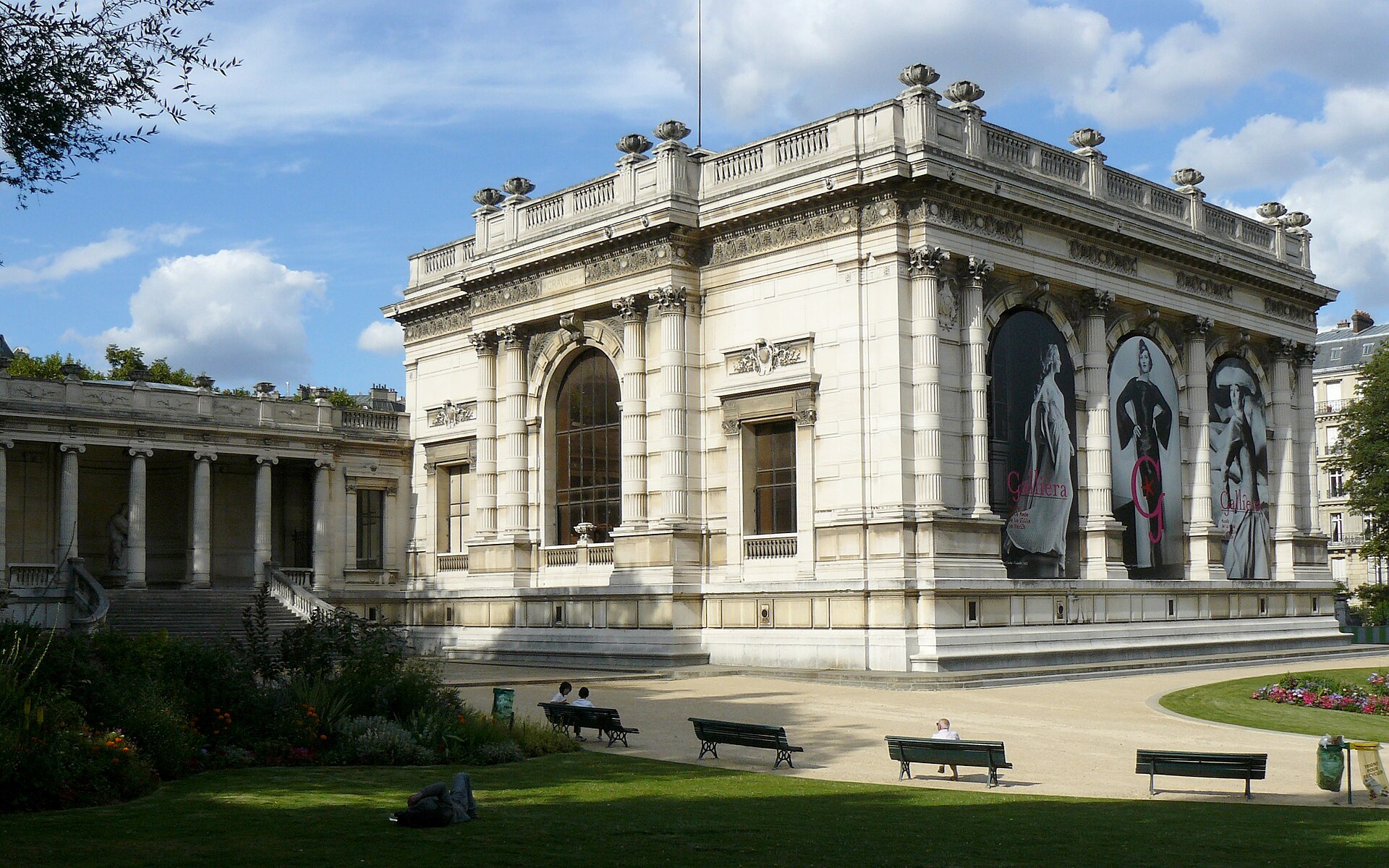 Palais Galliera — vue depuis Wikimedia Commons