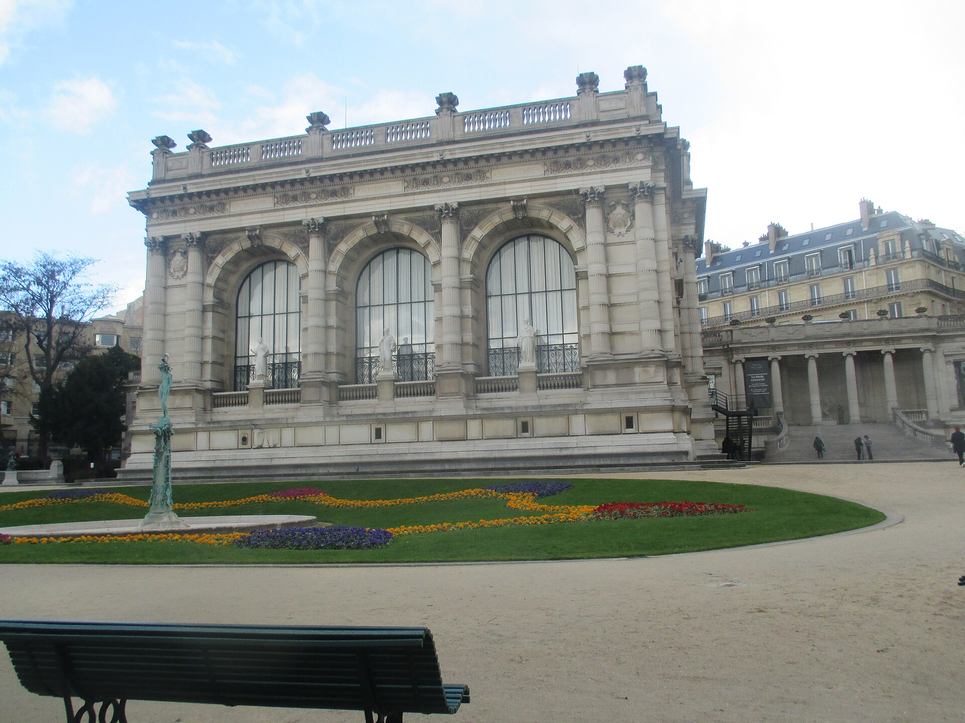 Palais Galliera — vue depuis Wikimedia Commons