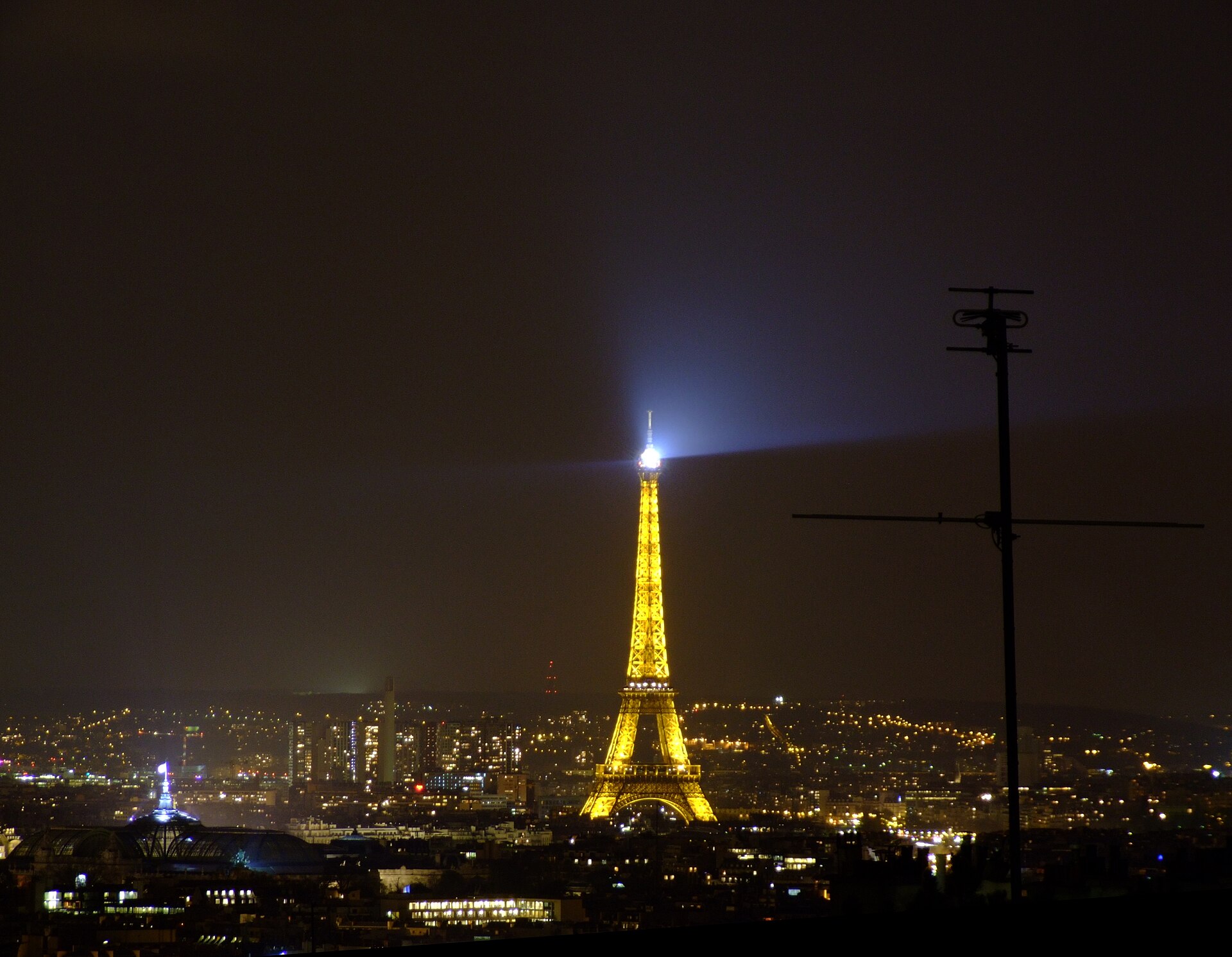 Tour Eiffel — vue depuis Wikimedia Commons